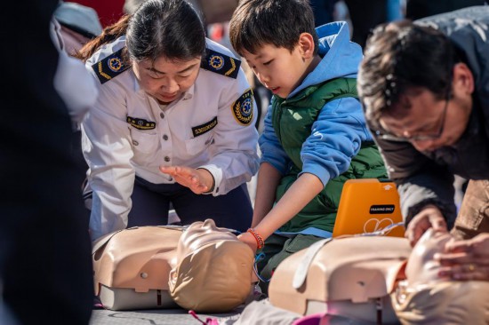 云南省急救中心的醫(yī)師講授心肺復(fù)蘇方法技巧。新華社記者 胡超 攝