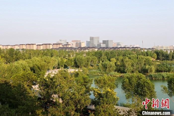 從完成頂層設(shè)計(jì)到如火如荼大規(guī)模建設(shè)，六年來(lái)，雄安新區(qū)如春天的竹子一般拔節(jié)生長(zhǎng)，這座承載千年大計(jì)的“未來(lái)之城”已雄姿初顯。從“一張白紙”開(kāi)始著墨，如今的雄安新區(qū)已是濃墨重彩的“山水畫(huà)”。<a target='_blank' href='/'>中新社</a>記者近日走訪了雄安新區(qū)多地，從“藍(lán)綠金”三色感受這座“未來(lái)之城”的巨大變化。圖為7月18日拍攝的河北雄安新區(qū)金湖公園。 <a target='_blank' href='/'>中新社</a>記者 易海菲 攝