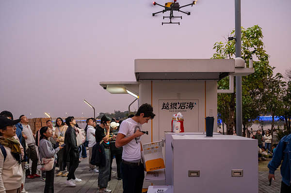在深圳，外國游客體驗(yàn)無人機(jī)外賣送餐。