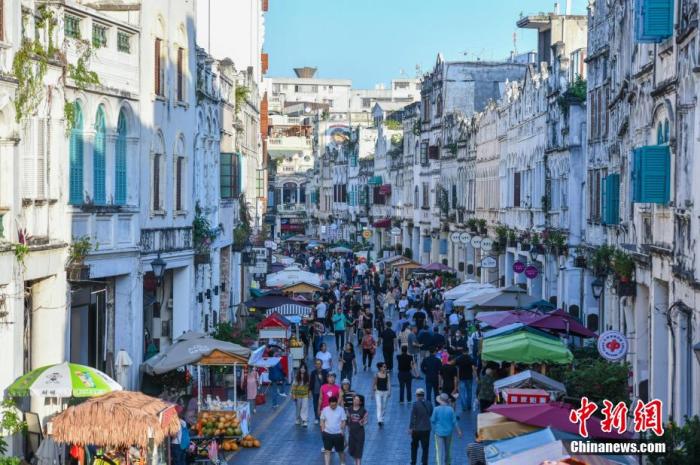 資料圖：圖為?？隍T樓老街游客如織。 <a target='_blank' href='/' >中新網(wǎng)</a>記者 駱云飛 攝