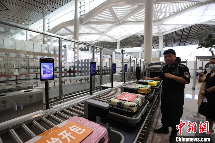 （高質(zhì)量發(fā)展調(diào)研行）探訪?？诿捞m國際機場封關運作項目：將實現(xiàn)旅客“無感通關”