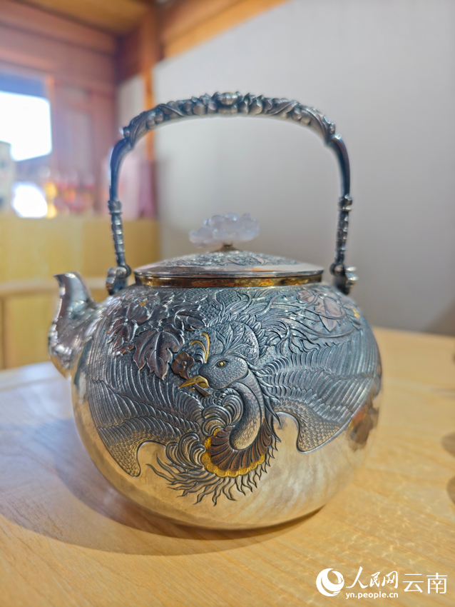 李耀華制作的銀壺。人民網(wǎng)記者 符皓攝