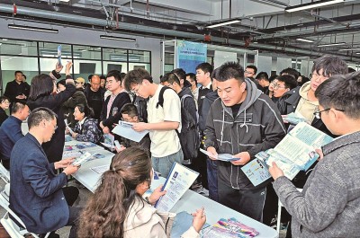 2024年3月，在蘭州大學(xué)2024屆畢業(yè)生大型春季綜合雙選會現(xiàn)場，青年學(xué)子踴躍報名西部用人單位。 蘭州大學(xué)供圖