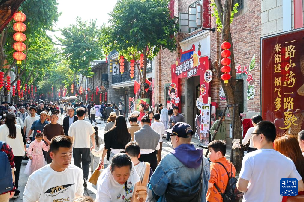 2月22日，市民游客在福州上下杭歷史文化街區(qū)參觀游覽。新華社記者林善傳 攝