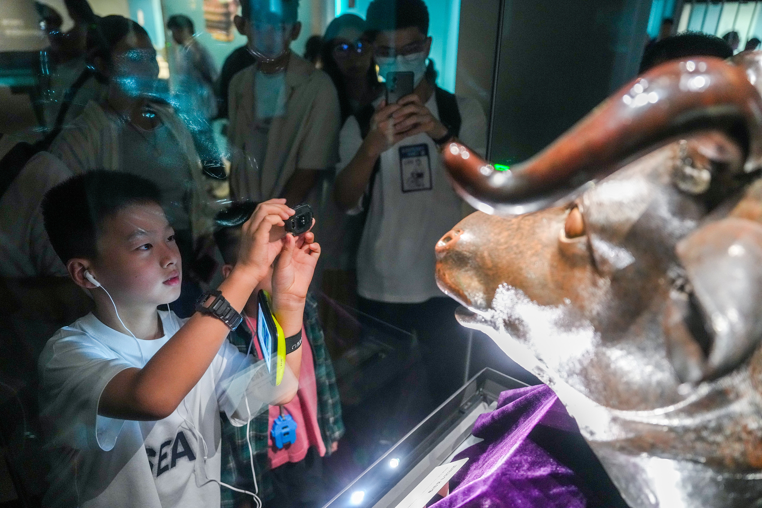 2025年6月，參加研學(xué)游的孩子在安徽博物院蜀山館參觀圓明園牛首銅像。（圖片來源：視覺中國）