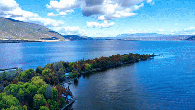 大理洱海畔。