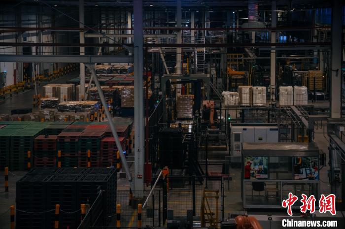 基地依托數(shù)字技術(shù)打造“黑燈工廠”?！±钅宪?攝