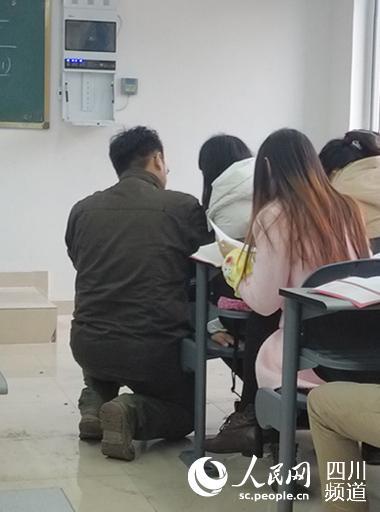 高校教師跪地為學(xué)生講題 被贊中國好老師(圖)