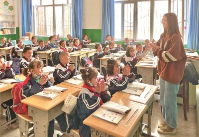 2023年5月，西北師范大學(xué)學(xué)生在新疆阿克蘇地區(qū)溫宿縣吐木秀克鎮(zhèn)第一小學(xué)實習(xí)支教。 卓杰攝