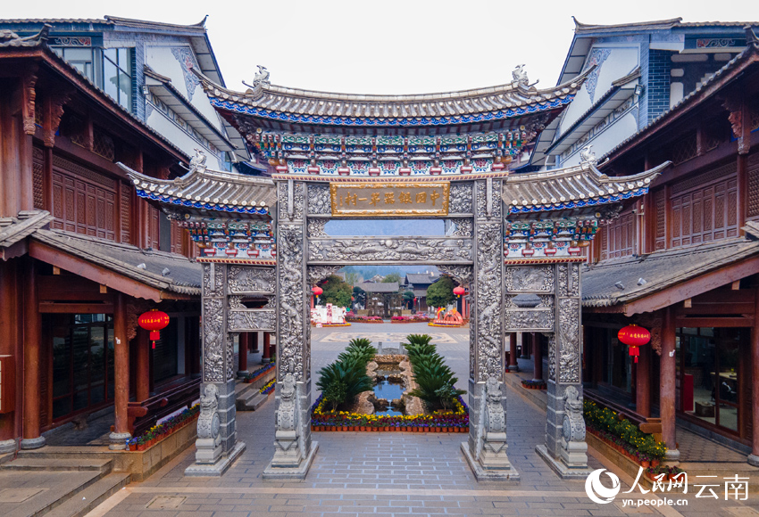 1.新華村耗銀近2.8噸建設(shè)的銀牌坊。人民網(wǎng)記者 符皓攝