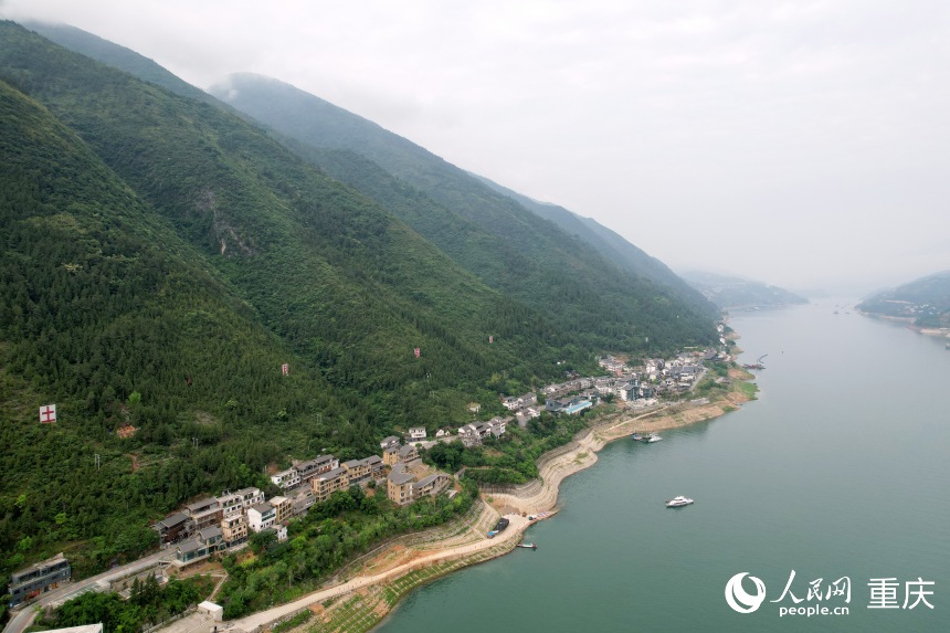 位于長(zhǎng)江南岸的三峽里·竹枝村。人民網(wǎng)記者 劉政寧攝