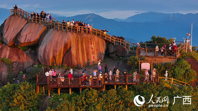 游客在觀賞日出。人民網(wǎng) 雷琦竣攝