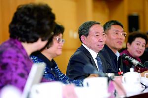 3月8日，全國政協(xié)舉行教育界別聯(lián)組會(huì)議，教育部部長袁貴仁右三到會(huì)聽取建議。