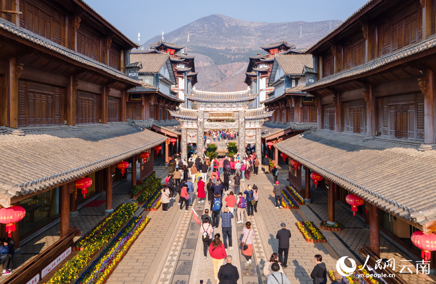 游客打卡新華村。人民網(wǎng)記者 符皓攝