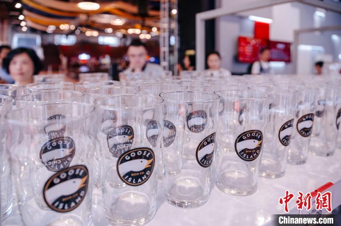 基地內(nèi)，各式啤酒文化周邊產(chǎn)品在出售?！±钅宪?攝