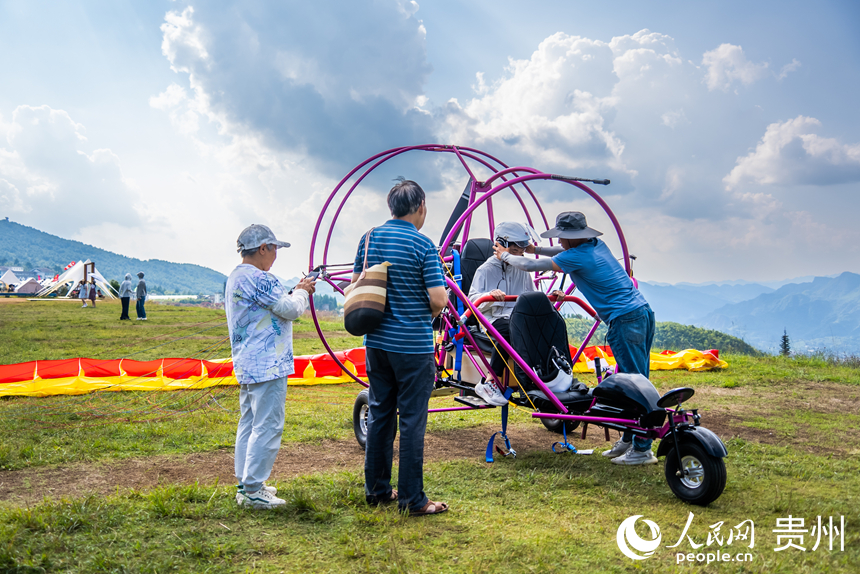 游客在野玉海飛行營地解鎖山地新玩法。人民網(wǎng)記者 涂敏攝