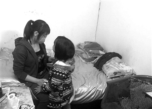 小梅現(xiàn)在只身帶著女兒，生活困難 圖片來(lái)源：溫州網(wǎng)