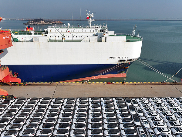 在江蘇省連云港，中國生產(chǎn)的汽車正加緊裝船出口海外。