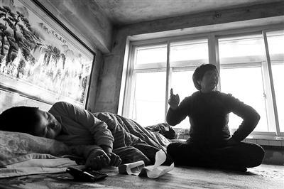 “舉債20萬(wàn)照料癱瘓女友男子”被指家暴 警方立案