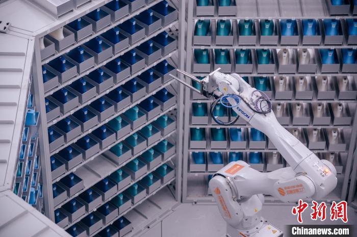 車間里，鞋楦配送機(jī)械臂在有序工作?！±钅宪?攝