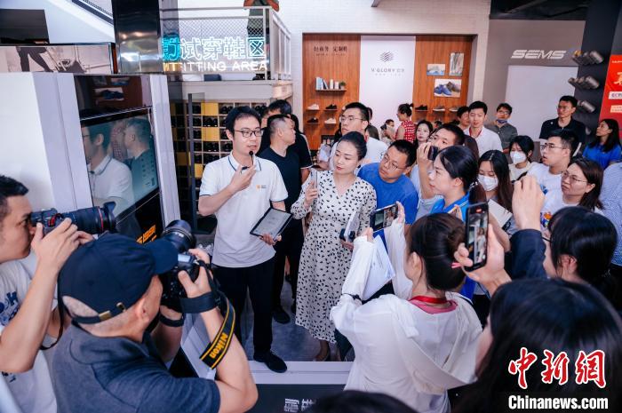 在定制鞋門店，顧客只需往腳型測(cè)量?jī)x器上一站，幾秒后就會(huì)出具一份詳盡的腳型報(bào)告?！±钅宪?攝