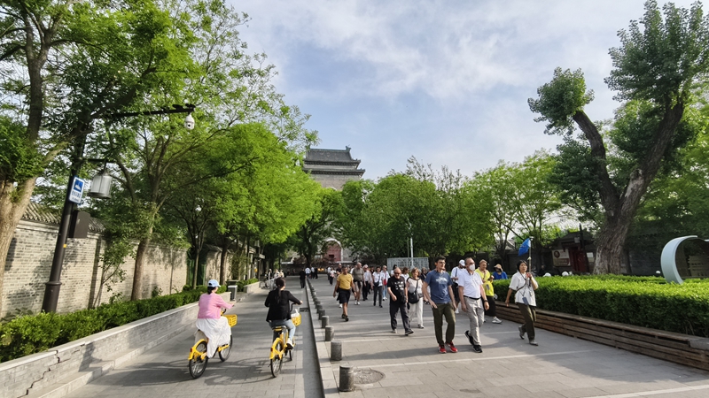 外國游客游覽北京鼓樓。人民網(wǎng)記者 李楠樺攝