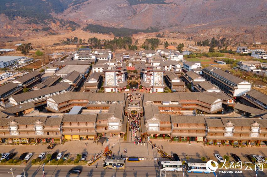 密布銀器加工作坊的新華村。人民網(wǎng)記者 符皓攝