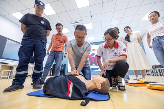 在浙江省湖州市吳興區(qū)龍泉小學(xué)，紅十字會(huì)救護(hù)員對(duì)教職工進(jìn)行自動(dòng)體外除顫器（AED）使用培訓(xùn)。新華社發(fā)（伊凡攝）