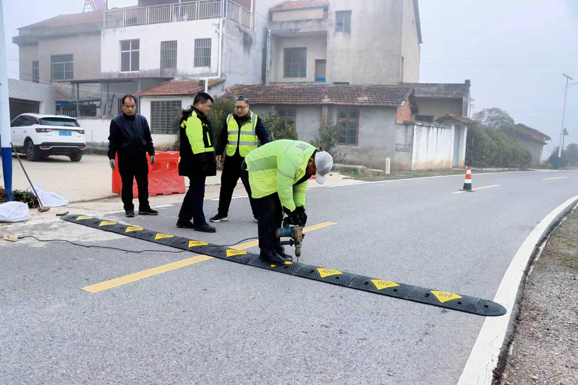 養(yǎng)護工對農(nóng)村公路進行日常巡查、養(yǎng)護。受訪方供圖