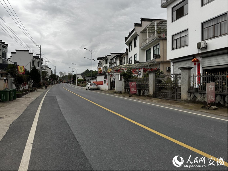 寬敞的S347公路穿過瞻淇村。人民網(wǎng)記者 胡雨松攝