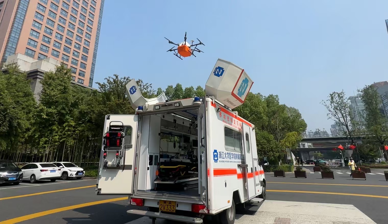 浙江大學醫(yī)學院附屬第二醫(yī)院5G急救車搭載的無人機正在起飛。人民網(wǎng)記者 申佳平攝