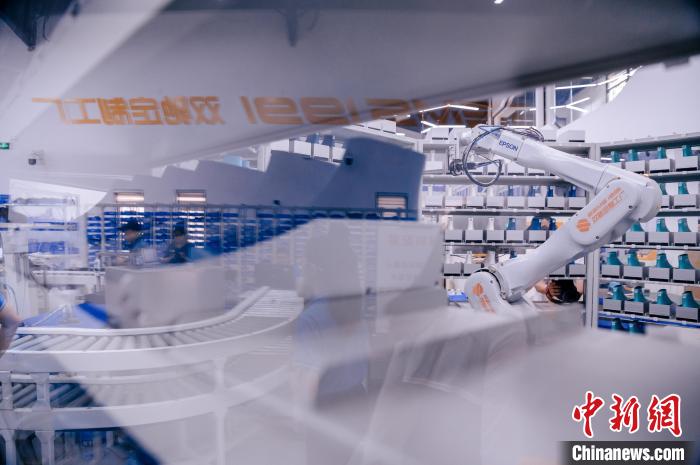 定制鞋自動(dòng)化生產(chǎn)車間一角?！±钅宪?攝