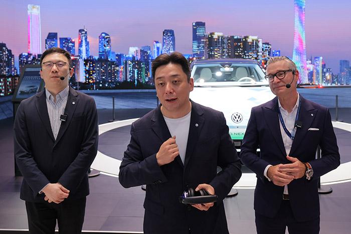 11月17日，上汽大眾汽車有限公司銷售與市場執(zhí)行副總經(jīng)理、上海上汽大眾汽車銷售有限公司總經(jīng)理俞經(jīng)民(中間)參加廣州車展展臺(tái)活動(dòng)。 上汽大眾 供圖