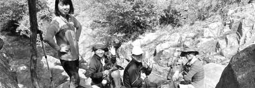 近日，資深驢友隨哥組織驢友到濟南仲宮太甲山游玩。圖為驢友正在山路上休息。隨哥供圖