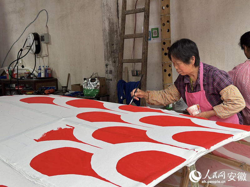 瞻淇村內(nèi)大多數(shù)村民都掌握制作魚燈的絕活。人民網(wǎng)記者 胡雨松攝