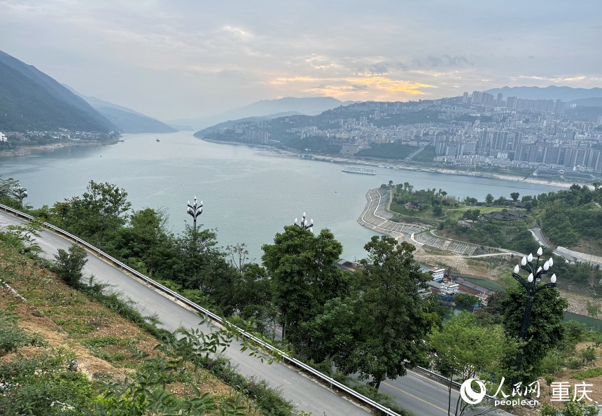 從巫山縣龍門街道江村遠(yuǎn)眺，左側(cè)為三峽里·竹枝村，右側(cè)為巫山縣城。人民網(wǎng)記者 劉政寧攝