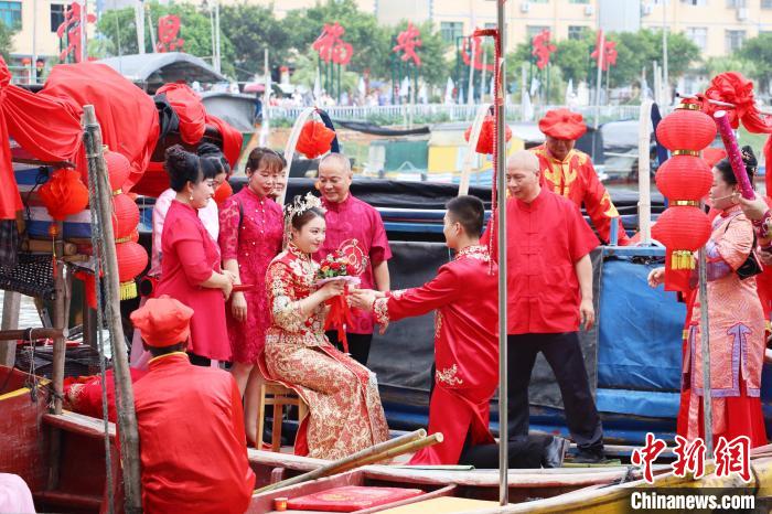 連家船民婚俗秀之迎親禮和成親禮。　林榕生 攝