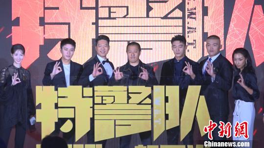 由導(dǎo)演丁晟所帶來的《特警隊》集結(jié)了凌瀟肅、賈乃亮、金晨等實力派演員?！】涤裾?攝
