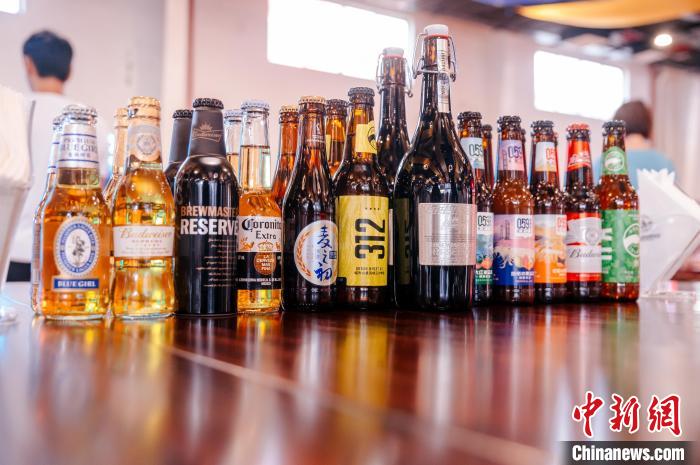 莆田基地主要生產(chǎn)全球旗艦品牌百威、科羅娜、貝克等啤酒，并生產(chǎn)雪津啤酒、雪山啤酒、藍(lán)妹啤酒等。　李南軒 攝