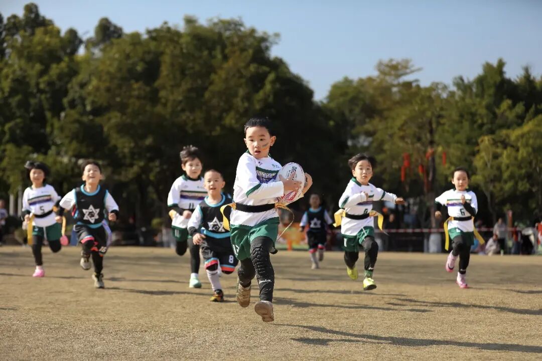 福建省福州市兒童公園，幼兒組隊(duì)員正在進(jìn)行橄欖球比賽。謝貴明攝（人民視覺(jué)）