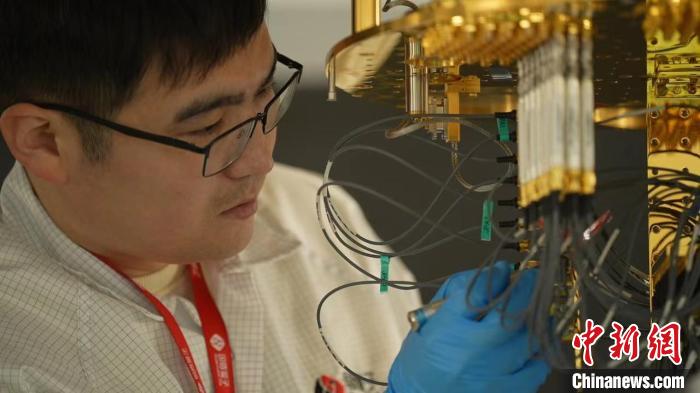 科研人員正在組裝超導(dǎo)量子計(jì)算機(jī)。