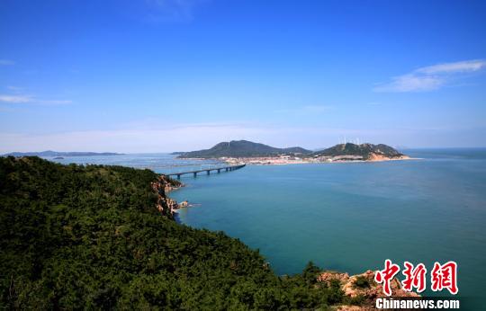 煙臺(tái)環(huán)境優(yōu)美、氣候宜人，遍布的海水浴場(chǎng)、濱海觀光景點(diǎn)為游艇帆船產(chǎn)業(yè)發(fā)展創(chuàng)造了條件。(資料圖) 楊兵 攝