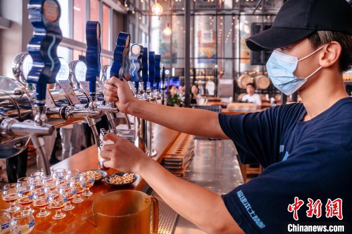 圖為百威雪津啤酒莆田基地工作人員正在打酒?！±钅宪?攝